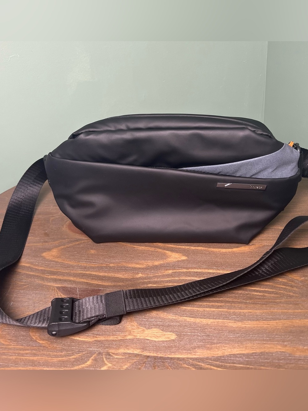 Inateck Sling Bag Crossbody Black Shoulder Chest Bag Adjustable Strap Travel